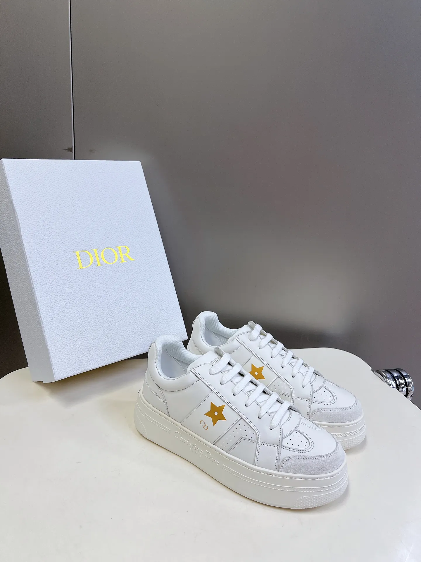 👟👟Ex-factory price 640👟👟 Dior's new platform shoes thick-soled casual shoes. Purchased and developed from Taikoo Hui RMB 16,400. These Dior Star sneakers continue the timeless silhouette and are carefully made of cow leather, so they are particularly comfortable on the feet. They are decorated with tonal suede panels and metal stars to decorate the lace eyelets to enhance the style. The lightweight style is matched with the "Christian Dior" logo thin sole, suitable for all seasons, and can be matched with all kinds of casual looks to add a finishing touch. Classic and super durable. The upper is stitched with cowhide. The original IP outsole height is 4CM. Size: 35-41. A full set of counter synchronized gift boxes 💝 packaging